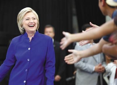 當(dāng)?shù)貢r(shí)間6日，美國(guó)加利福尼亞州長(zhǎng)灘市，心情大好的希拉里與支持者互動(dòng)。 圖/CFP
