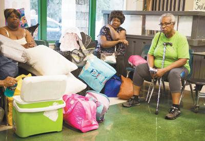 人們?cè)诿绹?guó)佛羅里達(dá)州邁阿密的一個(gè)安置點(diǎn)休息。新華社發(fā)