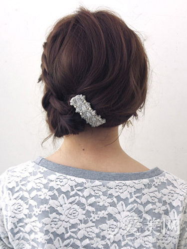 慵懶感小辮子盤(pán)發(fā) 簡(jiǎn)單隨意顯俏皮