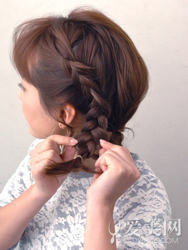 慵懶感小辮子盤(pán)發(fā) 簡(jiǎn)單隨意顯俏皮