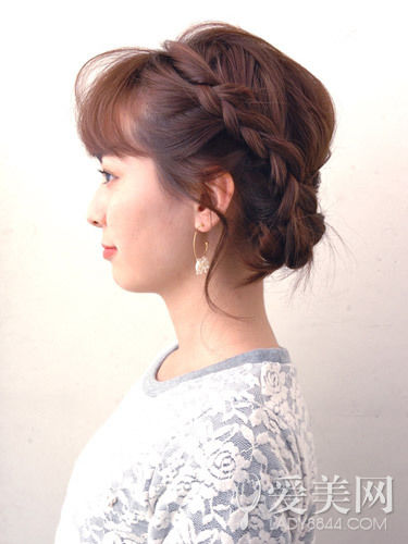 慵懶感小辮子盤(pán)發(fā) 簡(jiǎn)單隨意顯俏皮