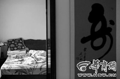 昨日，徐萬發(fā)躺在自家床上，鼻子插著氧氣管 記者張杰攝