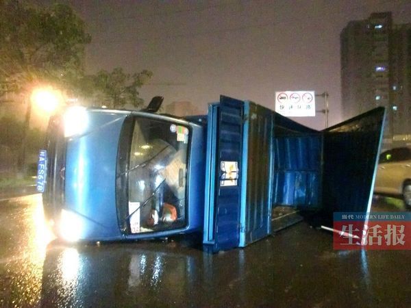 小貨車側(cè)翻現(xiàn)場(chǎng)。