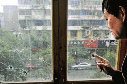 10月17日，朱先生家窗戶被擊穿。