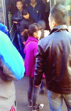 現(xiàn)場僵持不下，穿玫紅色衣服女子要車上乘客給她道歉