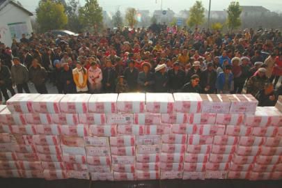 村民領(lǐng)取“年底分紅”。