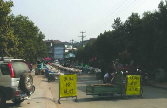 簡(jiǎn)陽董家埂鄉(xiāng)，主干道被占道擺酒席