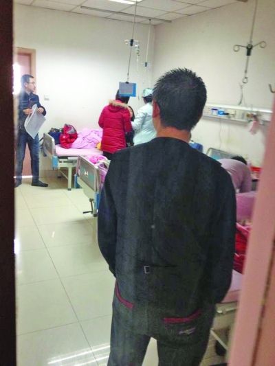 男孩一家神情凝重。