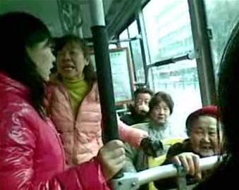 女孩沒給老太讓座被人批。