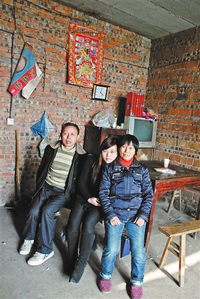 超生女謝先梅(中)、養(yǎng)父謝運(yùn)才（左）、謝運(yùn)才的嫂子唐富秀