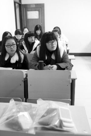 在限時斷網(wǎng)前，江大已有發(fā)起拒絕手機低頭族活動，圖為設(shè)立了手機暫存袋的課堂 吳奕 攝