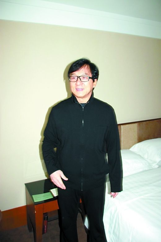 成龍婉拒酒店服務(wù)生合影請(qǐng)求:10天都在這呢(圖) 成龍婉拒酒店服務(wù)生合影請(qǐng)求:10天都在這呢(圖)