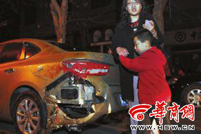 豐慶路226號(hào)的足浴店起火殃及樓下車輛，一個(gè)車主將車搶救出來后仍驚魂未定