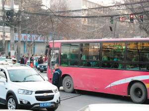 一個多小時，除了短暫的休息，郭師傅一直在車流中舉著木棍 圖片由市民孫先生提供