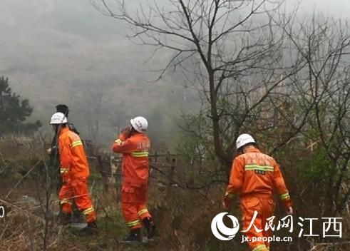 消防官兵進山搜救 消防官兵進山搜救