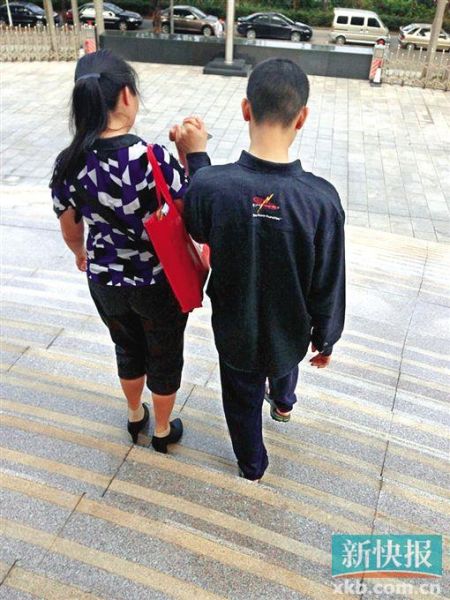 李星兒與媽媽蔣女士牽手走出法院。 新快報(bào)記者 張國(guó)鋒/攝