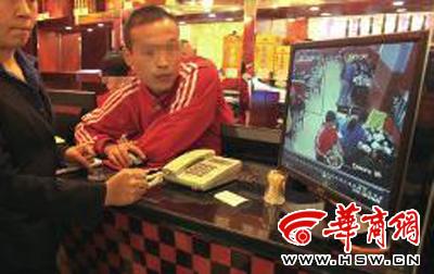 昨日，李女士展示從火鍋店抱回的火鍋，內(nèi)有濕巾