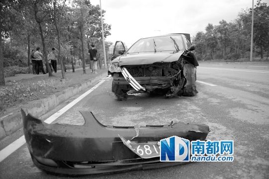 男子搶的比亞迪轎車車頭損毀嚴(yán)重。