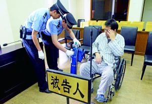 被告人李萬勇因病吸氧受審。首席攝影記者 吳寧/攝