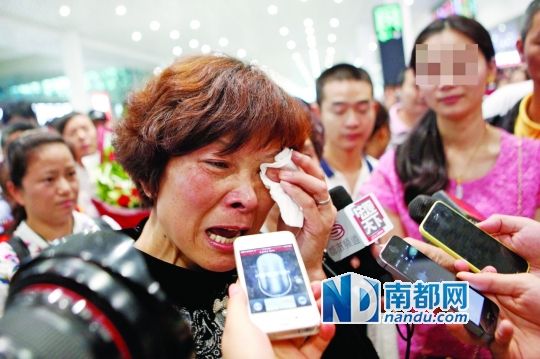 昨日，被拐25年的翁女士(粉紅色衣服者)與生母在深圳機(jī)場見面。