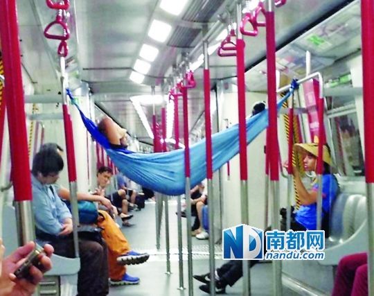 男子地鐵掛吊床睡覺(jué) 網(wǎng)友稱其古墓派傳人