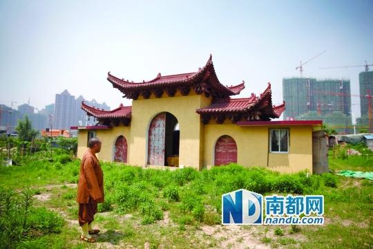 十里古寺2008年被拆,現(xiàn)在只剩下一個(gè)廟門。南都記者 陳志剛 攝