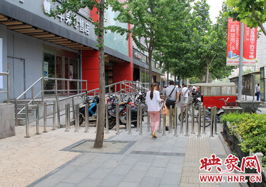 圖中道路左側(cè)的無障礙通道被鋼管隔離,右側(cè)的盲道也被侵占。