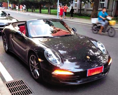 近日，一組“北體大畢業(yè)典禮豪車云集堪比車展”組圖在網(wǎng)絡(luò)爆紅。網(wǎng)絡(luò)截圖