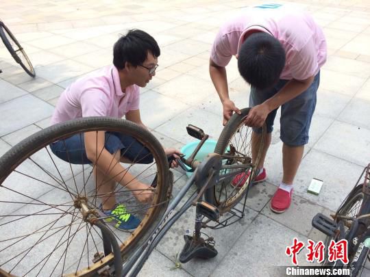 大學(xué)生復(fù)活300余輛“僵尸”自行車(chē)建誠(chéng)信車(chē)棚