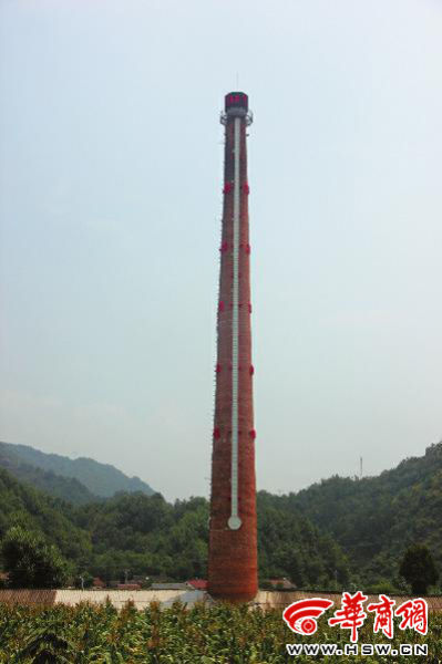 昨日中午，68米高的“溫度計(jì)”最上端，顯示著實(shí)時(shí)溫度