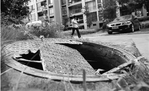 浙江小區(qū)現(xiàn)“紙片”窨井蓋 車(chē)輛碾軋后即破損 浙江小區(qū)現(xiàn)“紙片”窨井蓋 車(chē)輛碾軋后即破損