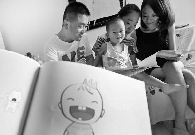 北京一對(duì)夫妻自制寶寶斷奶“神書(shū)”被網(wǎng)友點(diǎn)贊