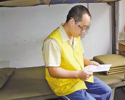 昨天，張文兵在看家書。 記者 鐘耕軍 攝
