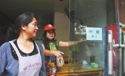 8月14日，市民志愿者體驗(yàn)城管執(zhí)法招呼商家不要亂張貼。