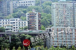 居民說(shuō)列車從樓棟中穿過(guò)時(shí)沒什么噪聲 居民說(shuō)列車從樓棟中穿過(guò)時(shí)沒什么噪聲
