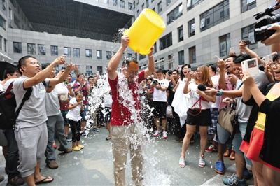 昨日，奇虎360董事長(zhǎng)周鴻祎公開(kāi)展現(xiàn)參加“冰桶”挑戰(zhàn)的“濕身”過(guò)程。新京報(bào)記者 侯少卿 攝