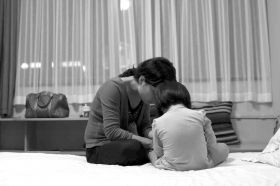 8月19日晚，河北石家莊市，多多的媽媽在酒店里安撫著孩子，3歲的多多一直在吵著要回家，看到陌生人就哭。圖/記者陳正