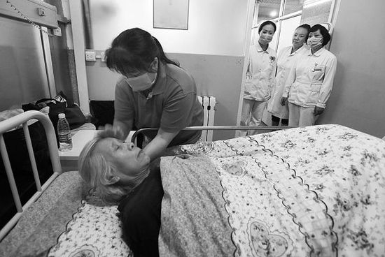 睡公廁八旬老太被送至救助機構 3個女兒仍未現(xiàn)身