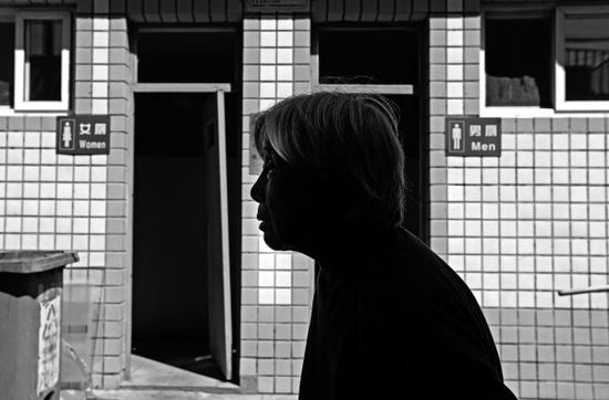 睡公廁八旬老太被送至救助機構 3個女兒仍未現(xiàn)身