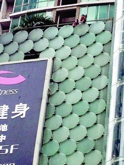 環(huán)亞廣場(chǎng)5樓露臺(tái)上，有一男子揚(yáng)言跳樓。
