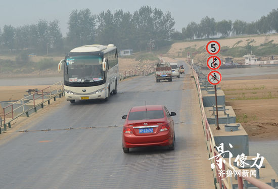 實拍濟南黃河浮橋邊“霸氣”十足交通指示牌 實拍濟南黃河浮橋邊“霸氣”十足交通指示牌