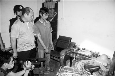 今年8月，我國內(nèi)地發(fā)生多起單身女性乘坐“黑車”后慘遭車主殺害的案件，被網(wǎng)友稱為“黑色8月”。