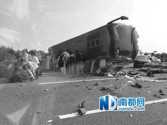 現(xiàn)場大客車側(cè)翻，玻璃碎落一地，車身卡在路邊水泥護(hù)欄上。 目擊者供圖