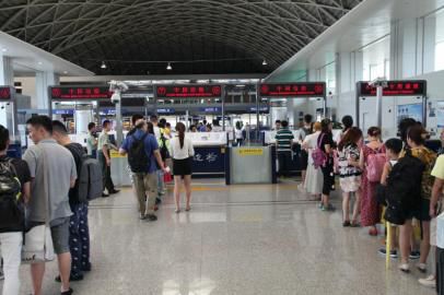 成都市民排隊準(zhǔn)備出境。