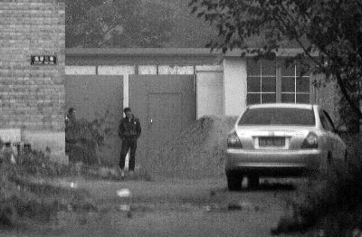 回訪今天上午，小李被困的院子大門緊閉，有人在門口望風(fēng)