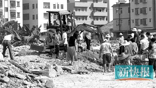 村民挖到錢幣引來(lái)挖掘機(jī)掘?qū)?調(diào)查系風(fēng)水物品 村民挖到錢幣引來(lái)挖掘機(jī)掘?qū)?調(diào)查系風(fēng)水物品