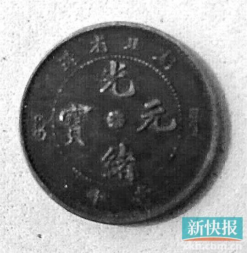 村民挖到錢幣引來(lái)挖掘機(jī)掘?qū)?調(diào)查系風(fēng)水物品 村民挖到錢幣引來(lái)挖掘機(jī)掘?qū)?調(diào)查系風(fēng)水物品