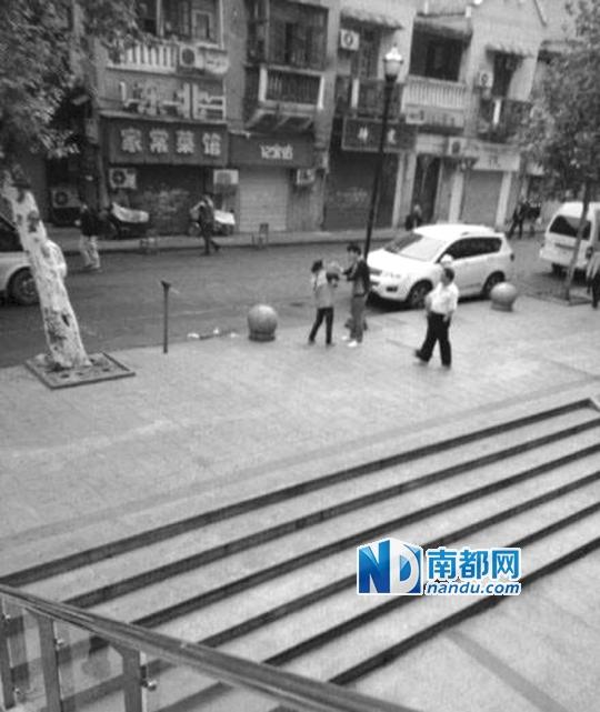 10月18日，武漢一男子抓住環(huán)衛(wèi)工打耳光。