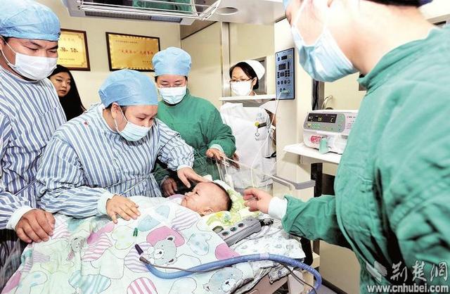 圖為：成功進(jìn)行心臟移植手術(shù)后，小患者平安度過術(shù)后危險(xiǎn)期，14日轉(zhuǎn)入普通隔離病房 （攝影 魏錸）