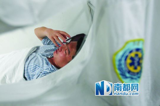 19日，北大深圳醫(yī)院，透過被撕破的工作服，急診科醫(yī)護(hù)人員申洪濤身體多處被醉酒男子抓傷。